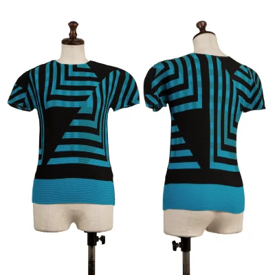 ISSEY MIYAKE me Graphic Print Stretch Pleated T-shirt
