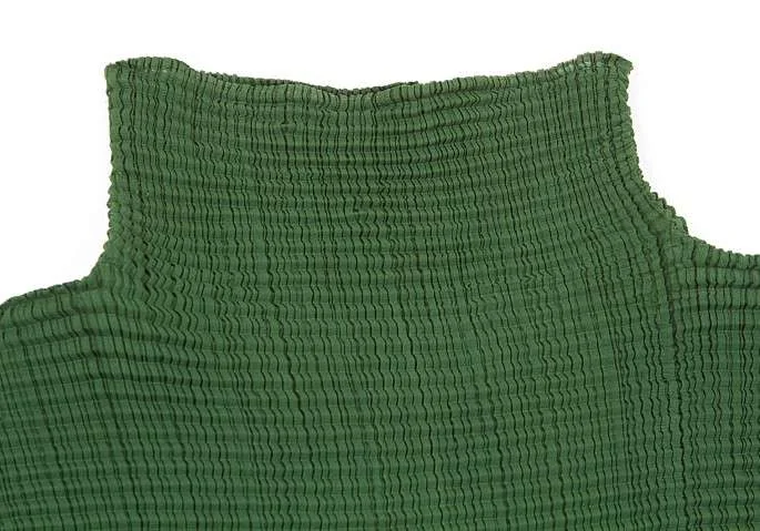 イッセイミヤケISSEY MIYAKE プリーツハイネックカットソー モス