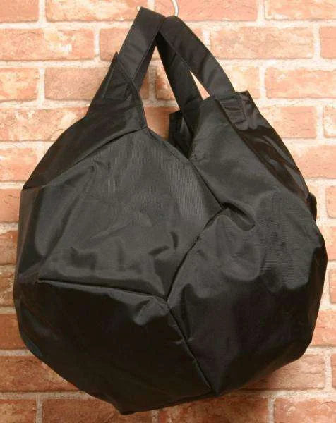 COMME des garçons サッカーボール型ナイロンバック　ブラック美品 コムデギャルソンCOMME des GARCONS サッカーボールバッグ 黒 (U-748)