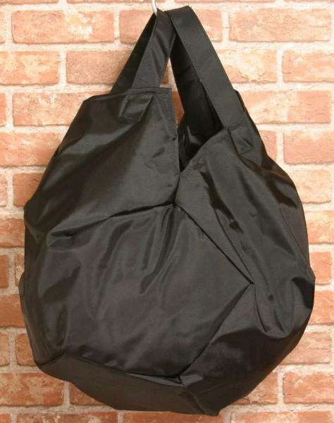 COMME des garçons サッカーボール型ナイロンバック　ブラック美品 コムデギャルソンCOMME des GARCONS サッカーボールバッグ 黒 (U-748)
