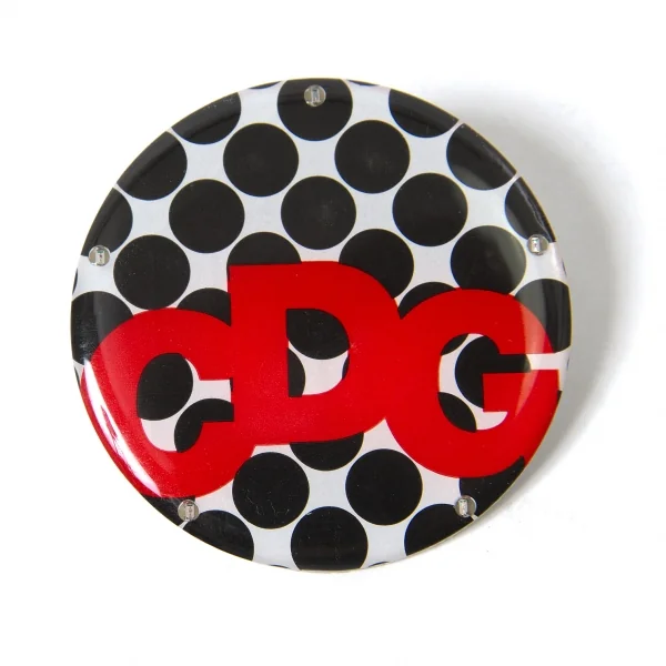 コムデギャルソンCOMME des GARCONS 2016FNOノベルティ光るピンバッチ