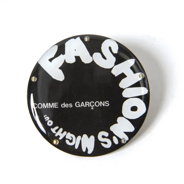 コムデギャルソンCOMME des GARCONS 2016FNOノベルティ光るピンバッチ