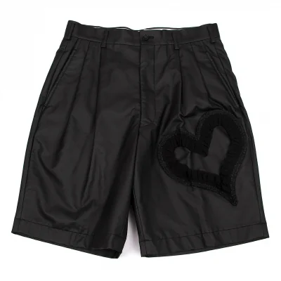 コムデギャルソンCOMME des GARCONS フリルハートフェイクレザーハーフパンツ 黒
