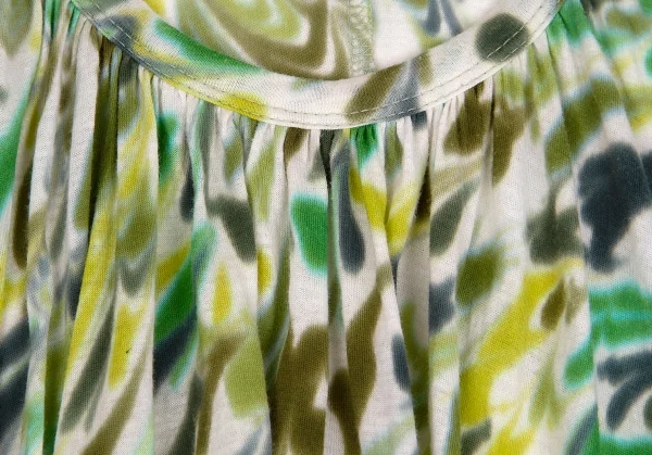 【SALE】イッセイミヤケ フェットISSEY MIYAKE FETE コットンプリントフロントギャザーノースリーブトップス 濃淡グリーンオフ2 K-61847_005