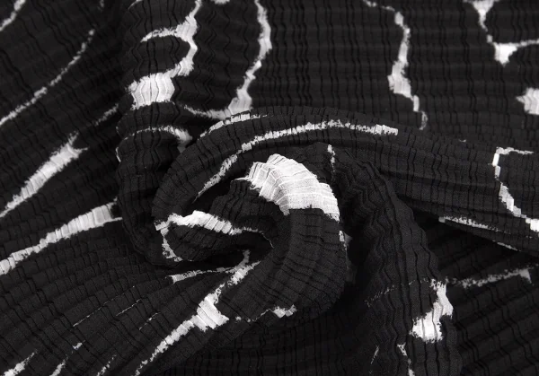 【SALE】イッセイミヤケISSEY MIYAKE モノクロプリントボックスプリーツハイネックTシャツ 黒白L K-65321_014