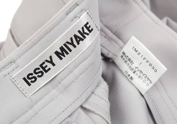 【SALE】イッセイミヤケISSEY MIYAKE ナイロンストレッチパンツ ライトグレー1 K-70412_012