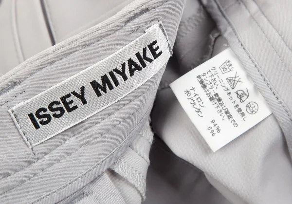 【SALE】イッセイミヤケISSEY MIYAKE ナイロンストレッチパンツ ライトグレー1 K-70412_013