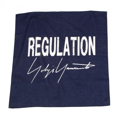 レギュレーション ヨウジヤマモトREGULATION yohji yamamoto ロゴプリントハンカチ 紺オフ