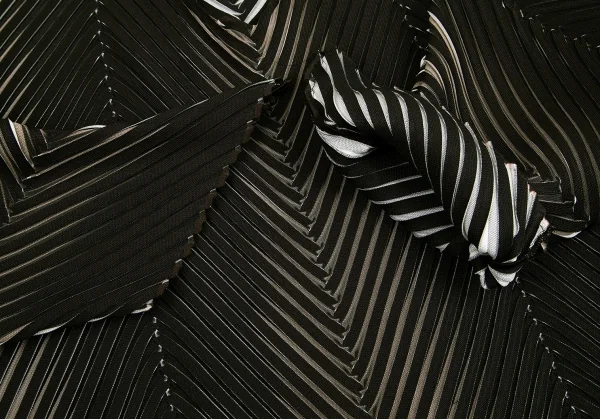 イッセイミヤケISSEY MIYAKE バイアスプリーツデザインボート