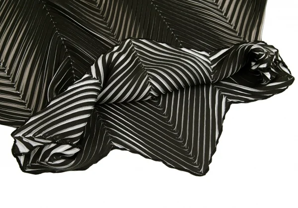 イッセイミヤケISSEY MIYAKE バイアスプリーツデザインボート