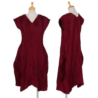 イッセイミヤケISSEY MIYAKE ボーダーバイアスプリーツVネックワンピース 赤黒