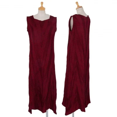 イッセイミヤケISSEY MIYAKE ボーダーバイアスプリーツノースリーブワンピース 赤黒