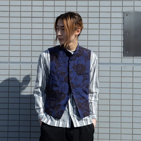 イッセイミヤケ メンISSEY MIYAKE MEN ローズプリントスタンドカラー中綿ベスト 紫黒XL K-81380_016