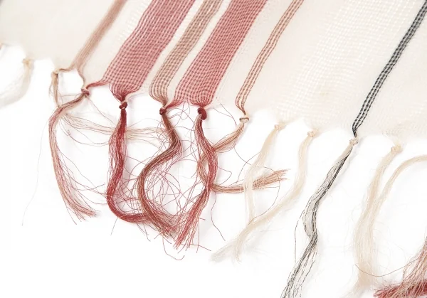 イッセイミヤケISSEY MIYAKE チェックストール ベージュ赤 K-82355_003