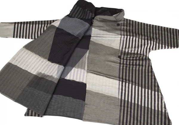 イッセイミヤケISSEY MIYAKE チェックストライププリーツダブルコート 黒ベージュ他2 K-84039_012