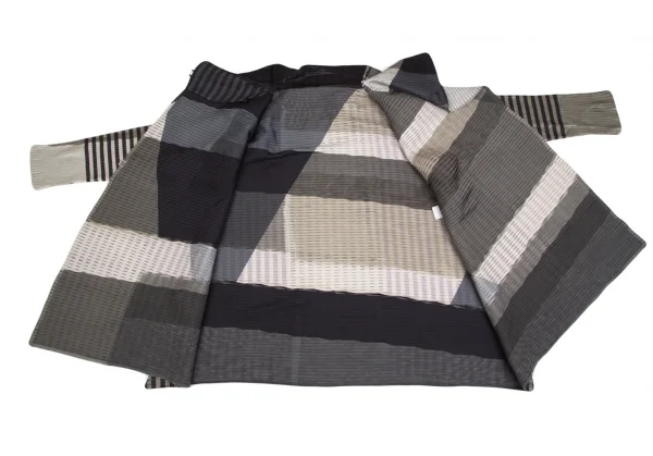 イッセイミヤケISSEY MIYAKE チェックストライププリーツダブルコート 黒ベージュ他2 K-84039_013