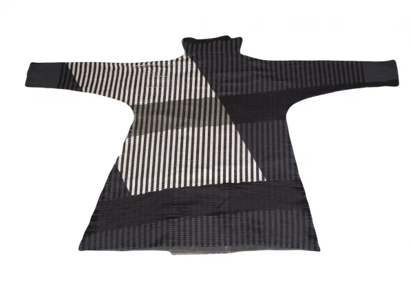 イッセイミヤケISSEY MIYAKE チェックストライププリーツダブルコート 黒ベージュ他2 K-84039_014