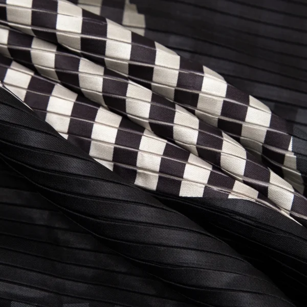 イッセイミヤケISSEY MIYAKE チェックストライププリーツダブルコート 黒ベージュ他2 K-84039_016