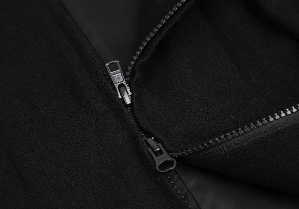 ヨウジヤマモト ファムYohji Yamamoto FEMME ウールナイロン裁ち切りサイドフレアジップアップフーデッドコート 黒1 K-84826_011