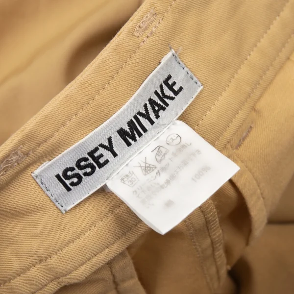 イッセイミヤケISSEY MIYAKE コットンツータック裾ボタンパンツ ベージュ3 K-89717_017