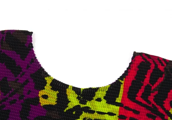 イッセイミヤケ ミーISSEY MIYAKE me マルチプリントボックスプリーツTシャツ 黒マルチM位 K-89802_003
