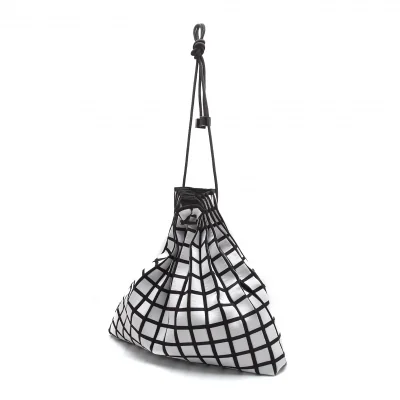 イッセイミヤケISSEY MIYAKE 格子プリントプリーツ巾着バッグ