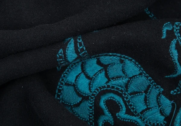 ヴィヴィアンタムVIVIENNETAM ドラゴン刺繍ヘンリーネックスウェット 黒1 K-90916_013
