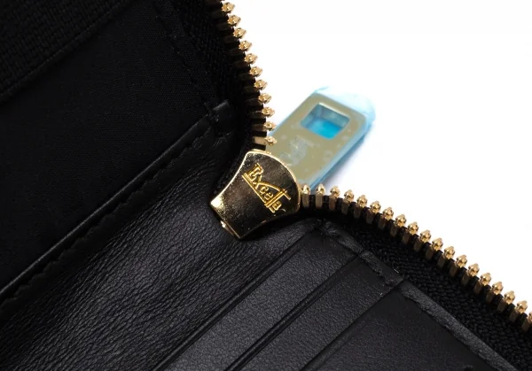 新品!ハニー ファッキング ディジョンHoney Fucking Dijon エンボスロゴラウンドジップウォレット 長財布 黒 K-91532_012