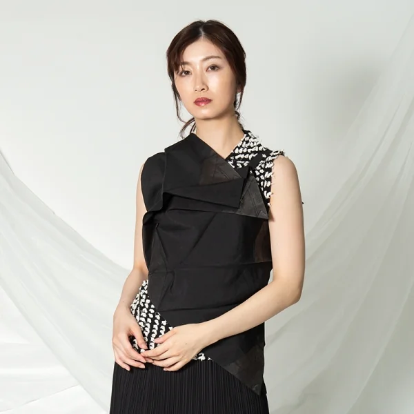 イッセイミヤケISSEY MIYAKE 132 5. 箔プリントデザインノースリーブ 黒S位 K-92266_014