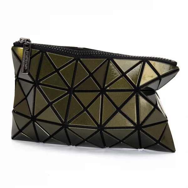 バオバオ イッセイミヤケ BAO BAO ISSEY MIYAKE 3×5ルーセントプリズムフラットポーチ メタリックカーキ K-92637_001
