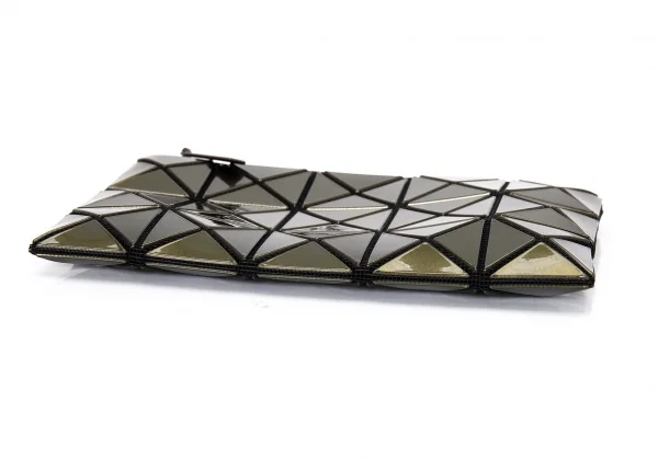 バオバオ イッセイミヤケ BAO BAO ISSEY MIYAKE 3×5ルーセントプリズムフラットポーチ メタリックカーキ K-92637_005