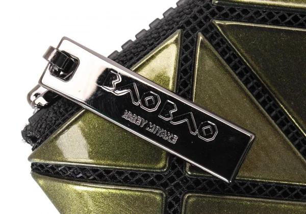 バオバオ イッセイミヤケ BAO BAO ISSEY MIYAKE 3×5ルーセントプリズムフラットポーチ メタリックカーキ K-92637_008