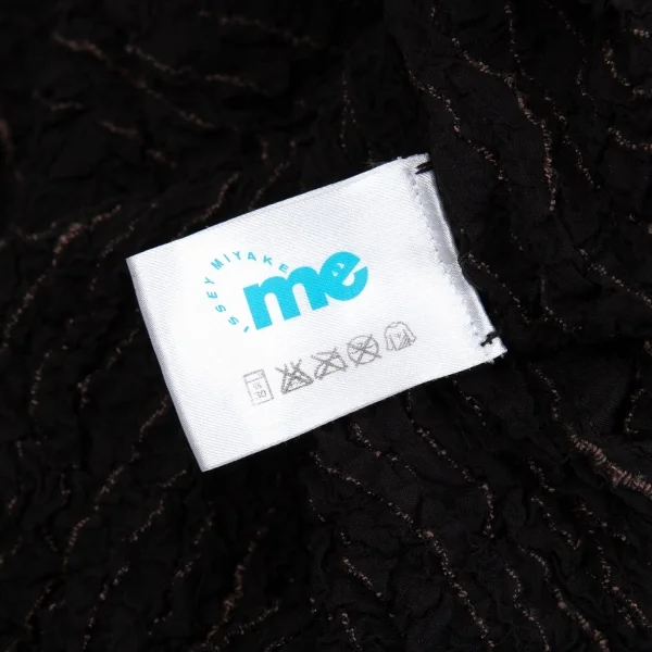 イッセイミヤケミーISSEY MIYAKE me ストライプ刺繍シワ加工タンクトップ 黒F K-93719_011