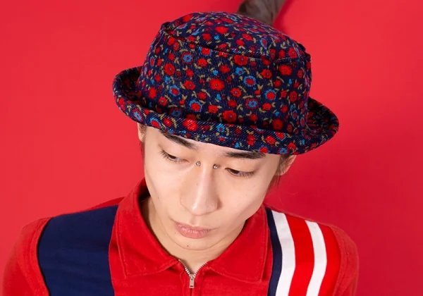 ジュンヤワタナベマン コムデギャルソンJUNYA WATANABE MAN COMME des GARCONS 小花プリントコーデュロイハット 青赤 K-94479_011