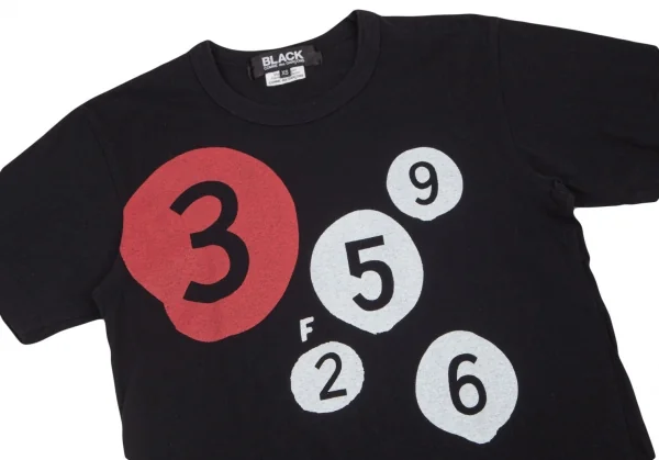 ブラックコムデギャルソンBLACK COMME des GARCONS ナンバリングプリントTシャツ 黒XS K-95562_002