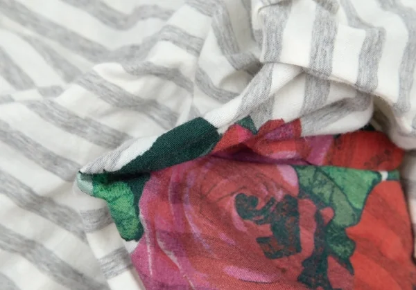 トリコ コムデギャルソン トリコスペシャルtricot COMME des GARCONS tricot pecial ローズプリントボーダーTシャツ オフグレーS K-95643_011