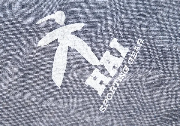 ハイスポーティングギア ミヤケデザインスタジオHAI SPORTING GEAR MIYAKE DESIGN STUDIO ロゴプリントシューズバッグ 青 K-95765_006